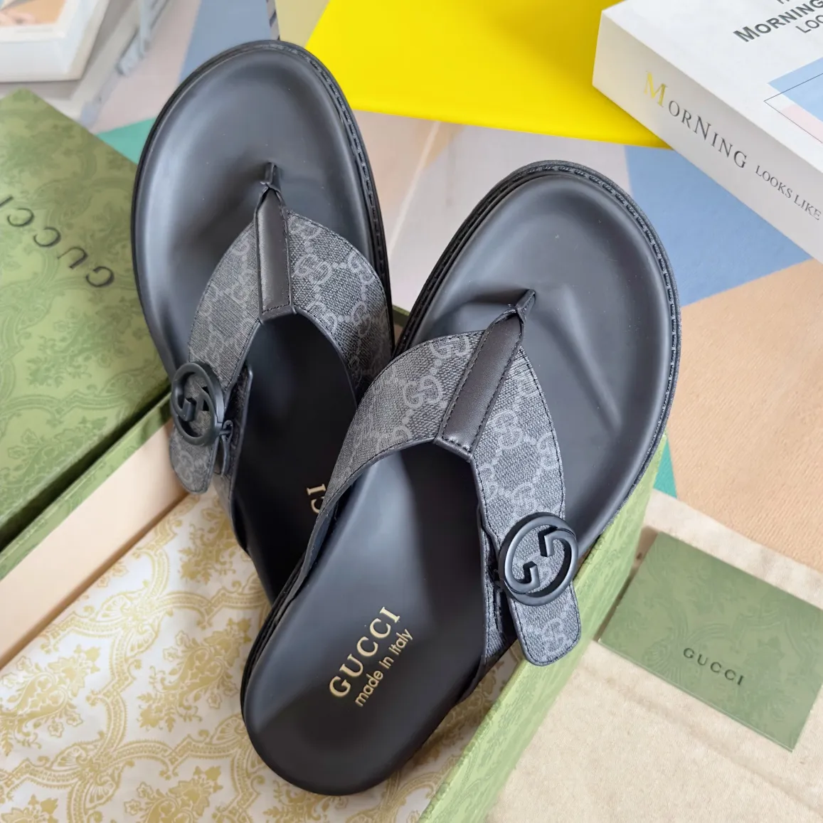 [G Home] Men's Men's Shoes💰: 300💰Size: 38-45 🆕2024Gucci Gucci Summer New Style Double G Presbyopia Flip-flops Cross Sandals Thick Sole Slippers Beach Shoes Original Purchase and Development Production G family's 2024 new summer dark horse items, fashion bloggers at home and abroad have put on the show, and it has become popular on social platforms at home and abroad. Fashionistas must pay for it, and they spend a lot of money to create ingenious craftsmanship and accurately restore every detail. Exquisite packaging at the delivery counter🛍📦 ▪️ Fabric: Original imported double G presbyopic leather ▪️ Lining: Original imported leather ▪️ Sole: Original open molded T men's shoes 💰U outsole ▪️ Bottom thickness: 3CM